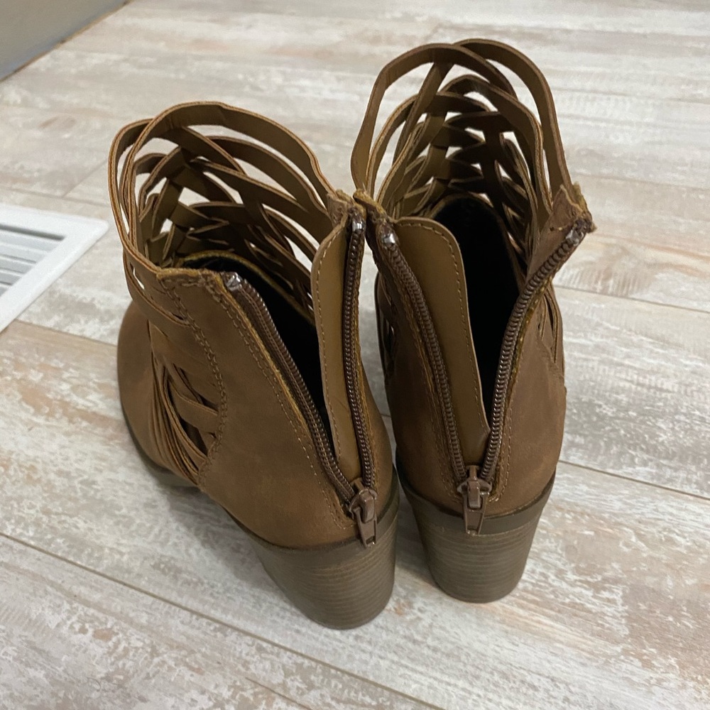 Cute booties 🌺 - Picture 5 of 12